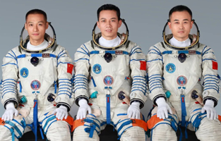 據(jù)中國載人航天工程辦公室消息，經(jīng)空間站應(yīng)用與發(fā)展階段飛行任務(wù)總指揮部研究決定，瞄準(zhǔn)北京時間10月26日11時14分發(fā)射神舟十七號載人飛船。執(zhí)行飛行任務(wù)的航天員乘組由湯洪波、唐勝杰、江新林3名航天員組成，湯洪波擔(dān)任指令長。乘組包括1名第二批航天員和2名第三批航天員，是空間站建造任務(wù)啟動以來，平均年齡最小的航天員乘組。